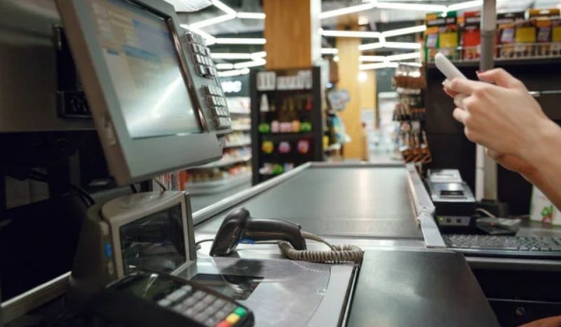 Caixa de supermercado é presa em flagrante por cancelar compras para ficar com o pagamento dos clientes. Na imagem, para ilustrar, o ambiente de trabalho de um caixa de supermercado, com balcão e computador.