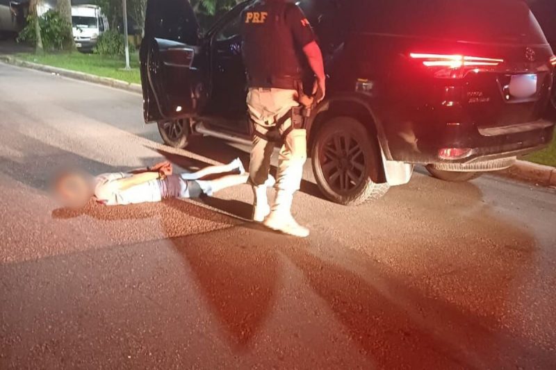 Caminhonete encontrada em Joinville, homem no chão algemado