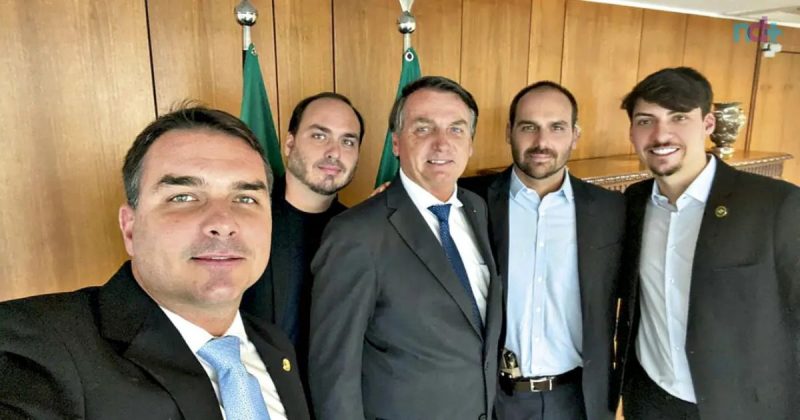 foto mostra parte da família Bolsonaro com os irmãos, Flávio, Eduardo, Renan e Carlos e o pai Bolsonaro