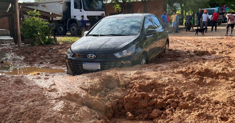 imagem mostra carro atolado em lamaçal 