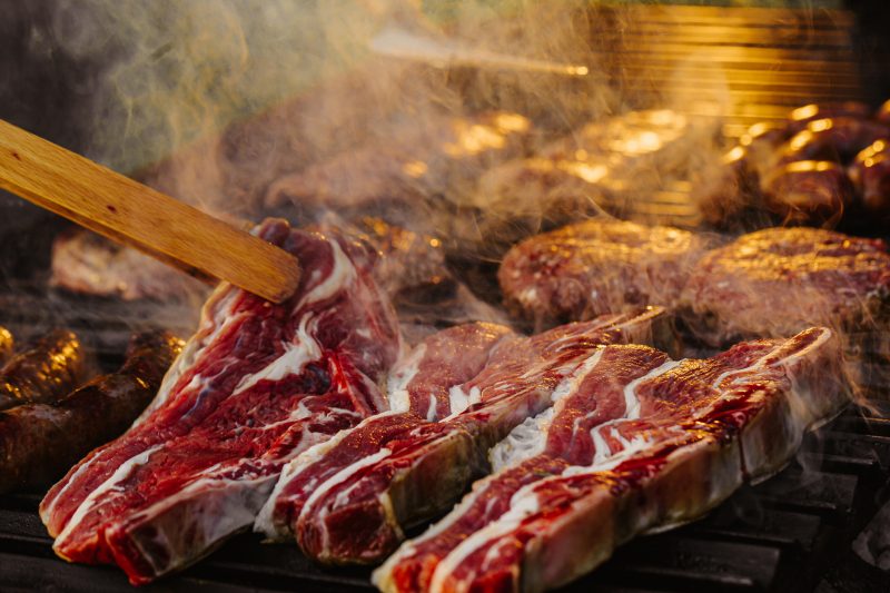 Carne crua na brasa para representar dieta carnívora 