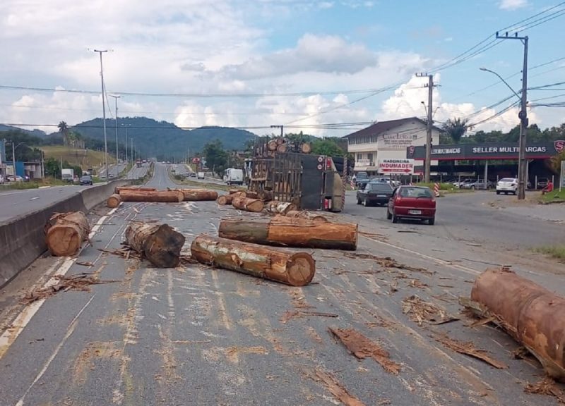 Carreta carregada com toras tombada na BR-470 em Indaial 
