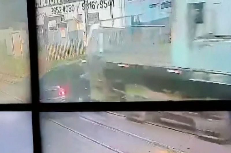 Família se desespera ao ter carro arrastado por um trem em São Paulo