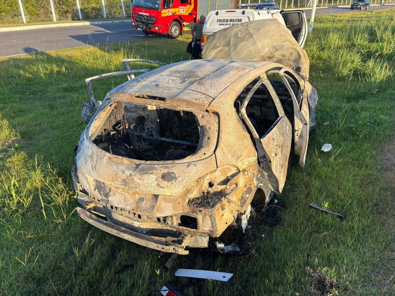 Carro pega fogo e fica completamente destruído em Florianópolis - Foto: CBMSC/Reprodução/ND