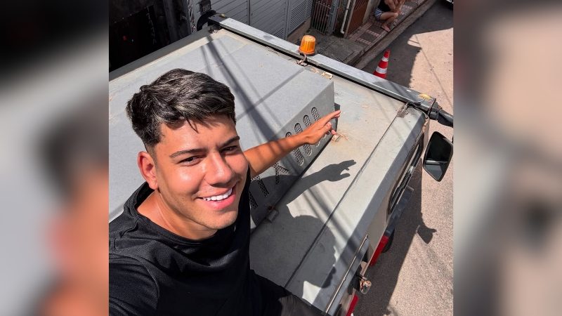 Imagem de menino sentado em cima de carro-forte