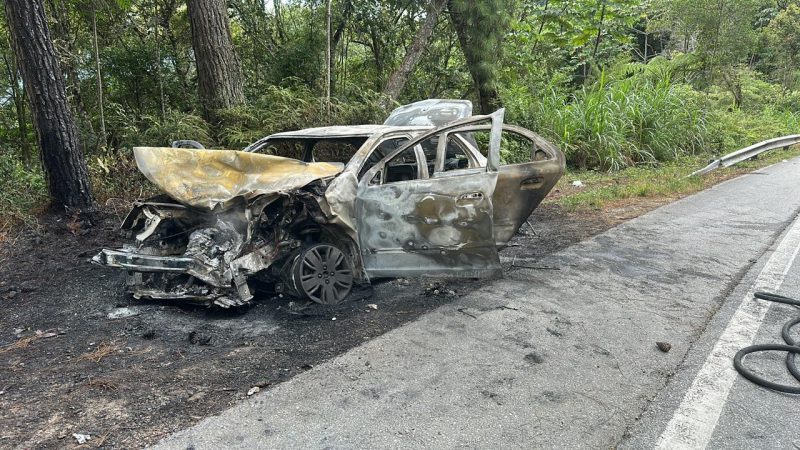 acidente na BR-282, foto mostra carro batido e danificado após pegar fogo