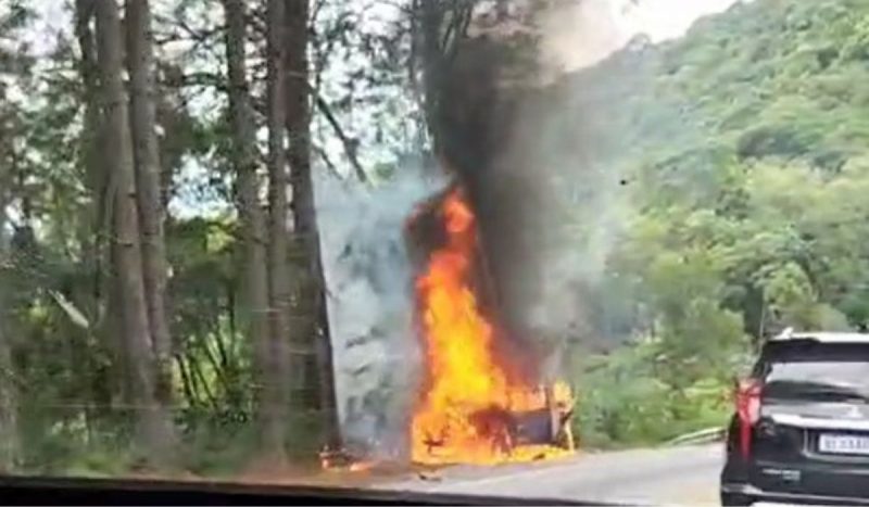 FOTO mostra carro pegando fogo após acidente na BR-282