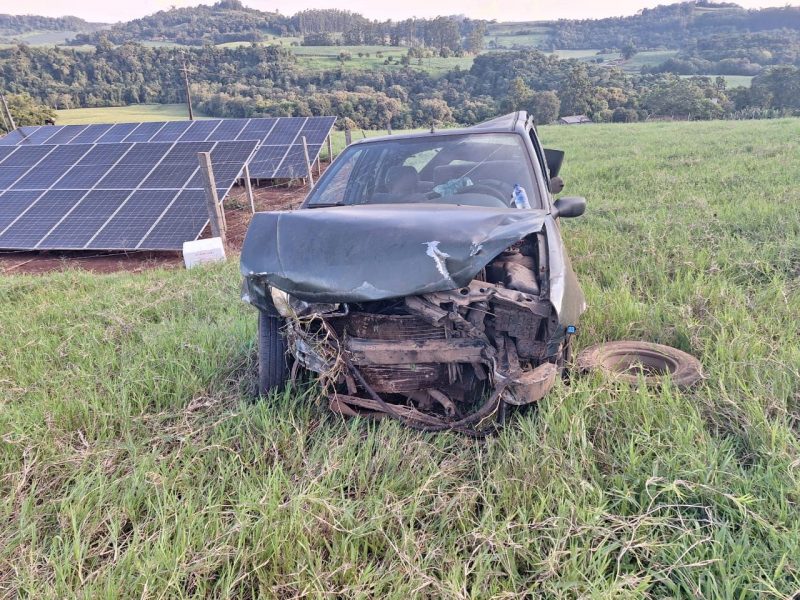 Carro fica destruído após capotar e pedestre escapa de ser atropelado em Caibi 