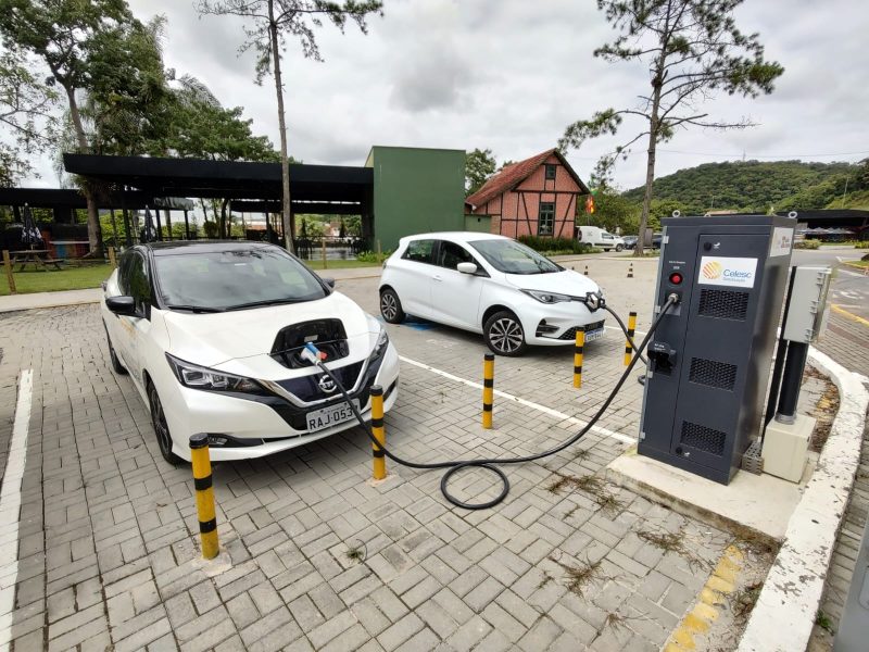 Carros elétricos são carregados em 15 minutos em nova estação 