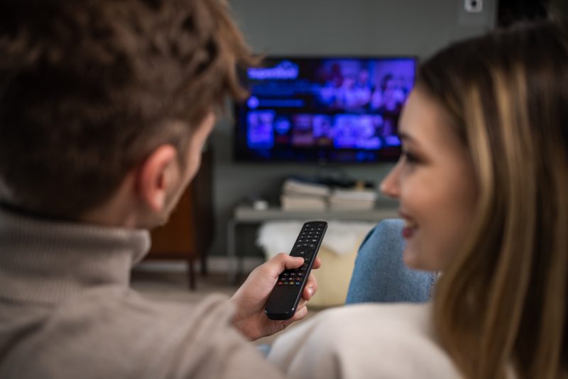 Casal assistindo smart tv