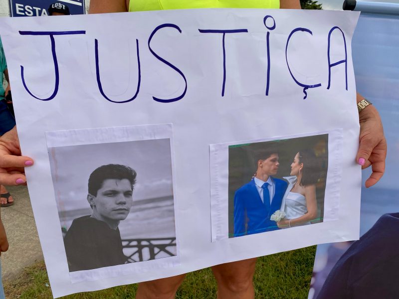 Foto mostra cartaz pedindo justiça em manifestação contra cerol em Navegantes