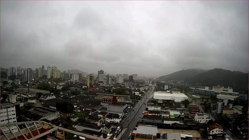 Tempestade em Joinville, céu encoberto por nuvens, cidade vista de cima