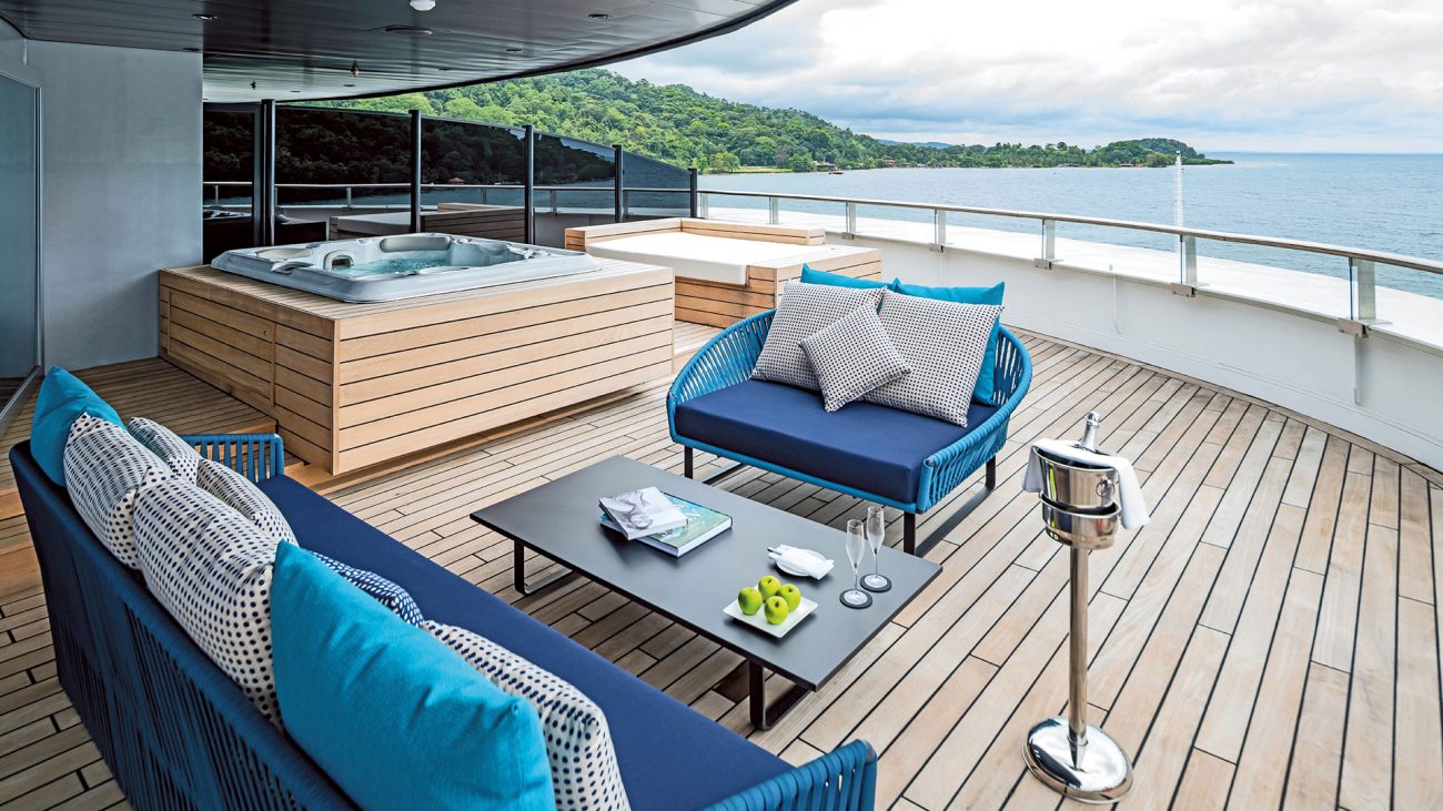 A Cobertura do Proprietário possui um amplo terraço espreguiçadeiras e jacuzzi privativa, banho de spa terapêutico, espaçosa sala de estar e jantar com cinema, serviço de chá/café matinal e embarque e desembarque VIP - Divulgação/Scenic Eclipse/ND