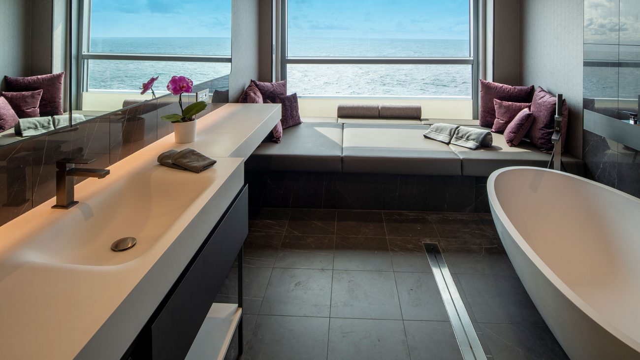 A Cobertura do Proprietário possui um amplo terraço espreguiçadeiras e jacuzzi privativa, banho de spa terapêutico, espaçosa sala de estar e jantar com cinema, serviço de chá/café matinal e embarque e desembarque VIP - Divulgação/Scenic Eclipse/ND