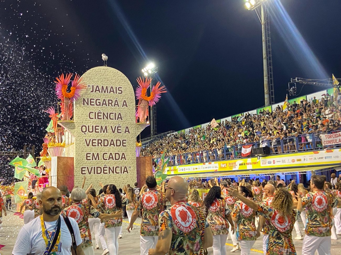 Frase em defesa da ciência encerrou desfile da Consulado - Gabriela Ferrarez/ND