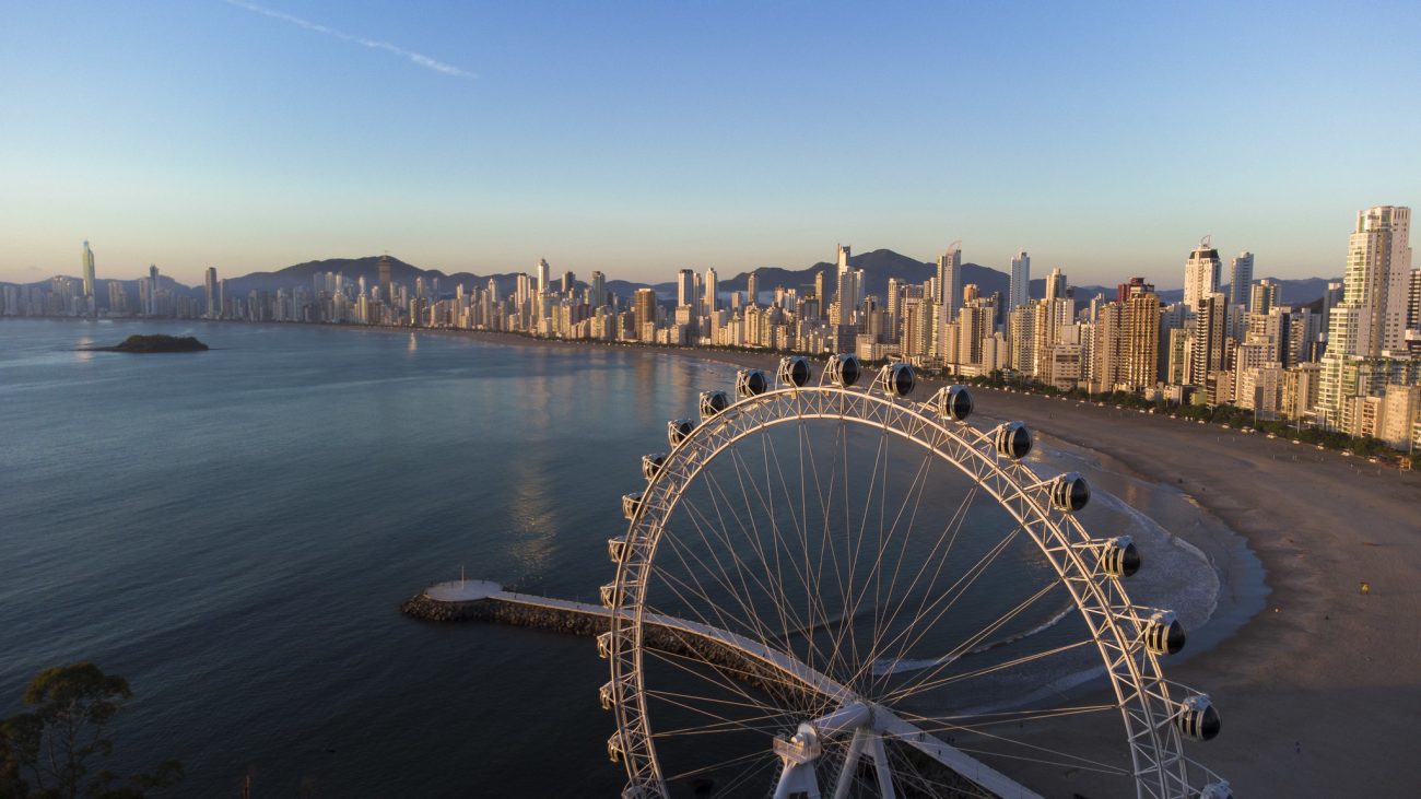 Orla de Balneário Camboriú Foto mostra orla da cidade de Balneário Camboriú com roda-gigante em destaque