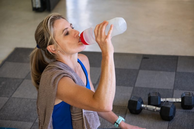 Mulher suplementando creatina após os 40 na academia