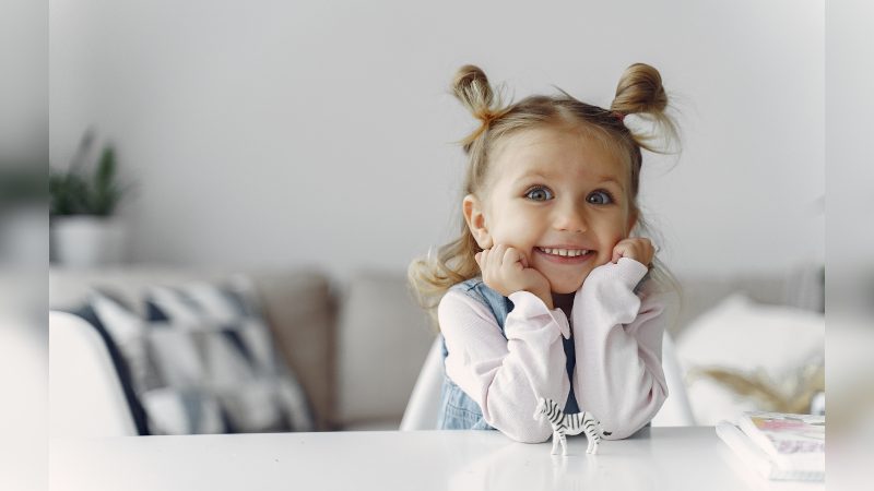 Criança sorrindo em sala 