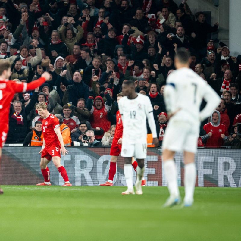 Cristiano Ronaldo conferindo Hojlund comemorando gol da Dinamarca contra Portugal, com o seu famoso 'Siuuu'