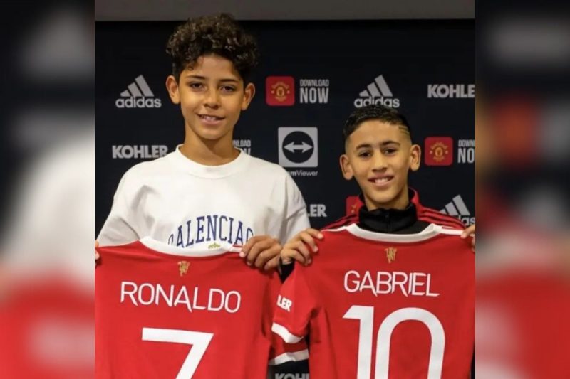 Cristiano Ronaldo Jr. e Kid Messi com as camisas do Manchester United