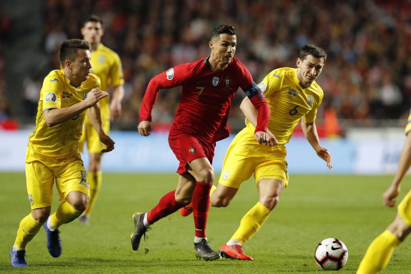 Cristiano Ronaldo em partida da Euro defendendo Portugal