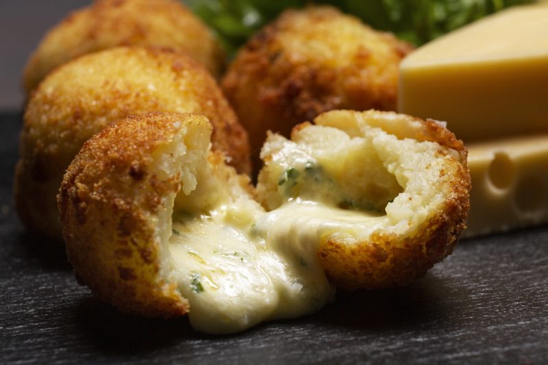 Homem é demitido de supermercado por comer croquete que seria jogado fora