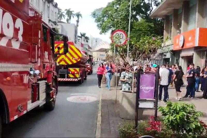 Bombeiros se mobilizaram para atender um curto circuito que causou queda de energia no centro