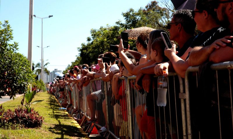 Pessoas assistindo o desfile do aniversário de 174 anos de Joinville