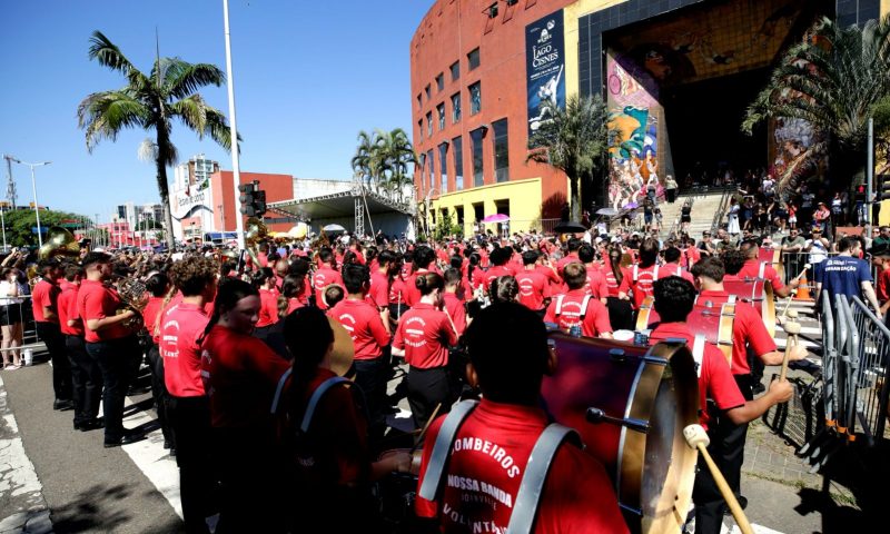 Bombeiros voluntários e banda no desfile do aniversário de 174 anos de Joinville