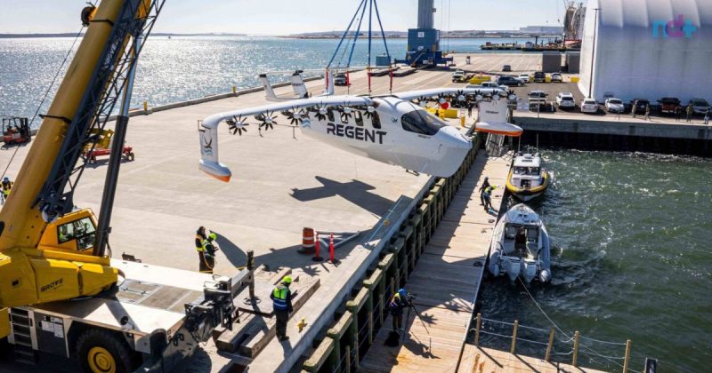 imagem mostra operação para colocar barco voador na água