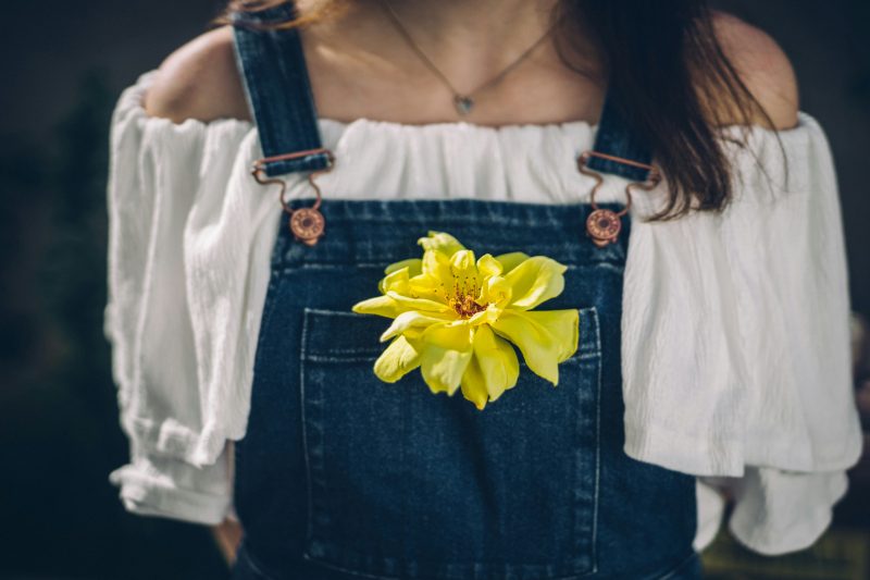 Imagem de uma blusa com jardineira por cima