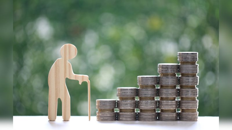 Imagem de uma escultura de madeira indo em direção a moedas