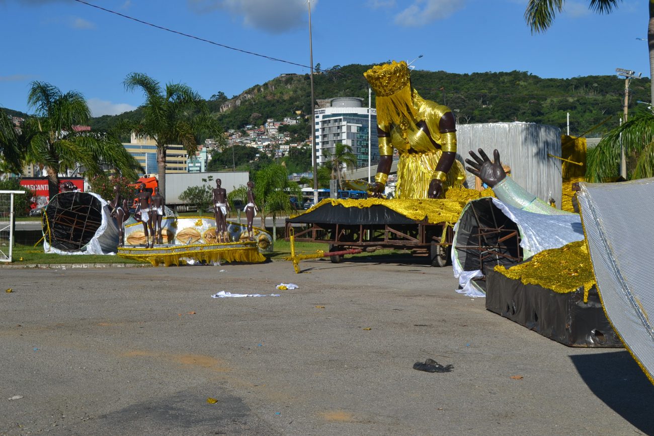 Situação dos carros alegóricos, no pátio do CentroSul - Diogo de Souza/ND