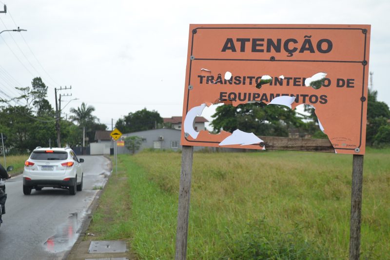 Situação de abandono nas imediações do Contorno Viário; obra inacabada em seus detalhes