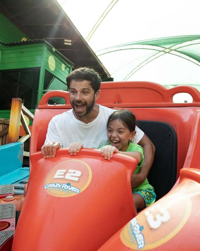 Foto mostra Duda Nagle com a filha Zoe em um brinquedo do parque 