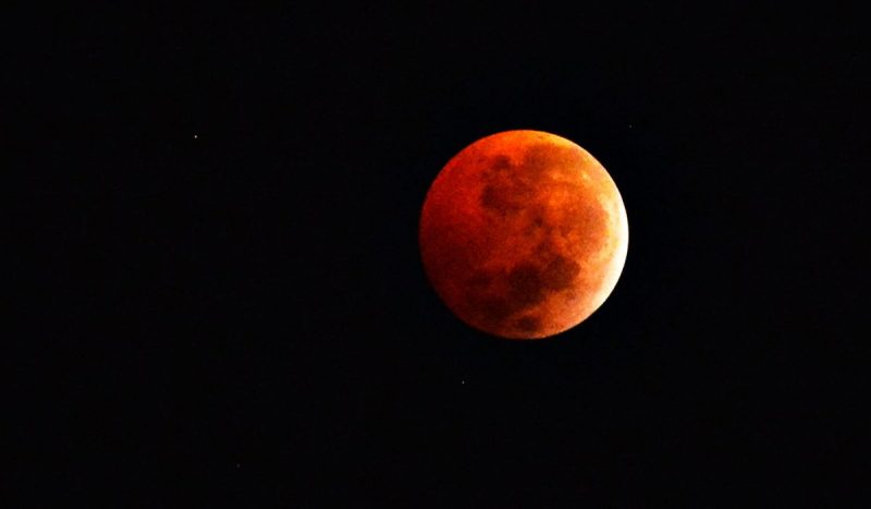 Eclipse lunar e Lua de Sangue foram visíveis em todo o Brasil na madrugada desta sexta-feira. Na imagem, a Lua aparece com tons avermelhados.