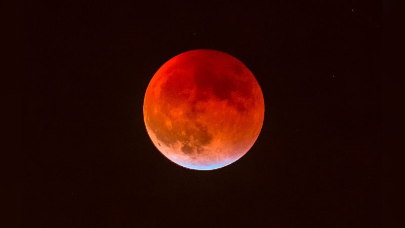 Imagem da Lua de Sangue em céu escuro