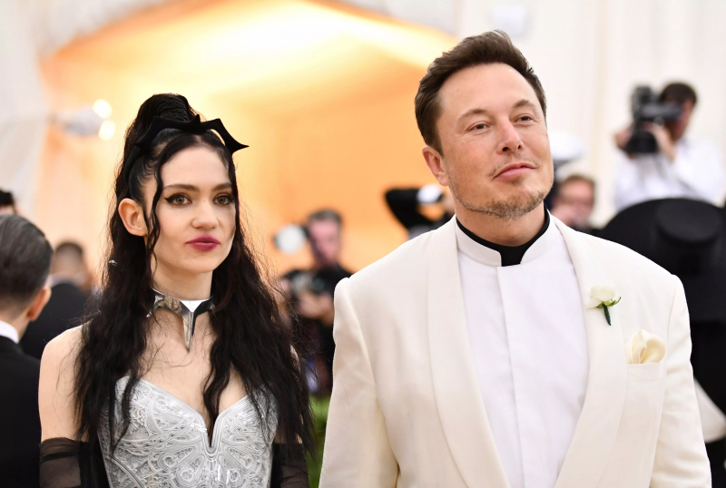 Grimes e Elon Musk juntos em uma premiação, ambos usando roupas de gala