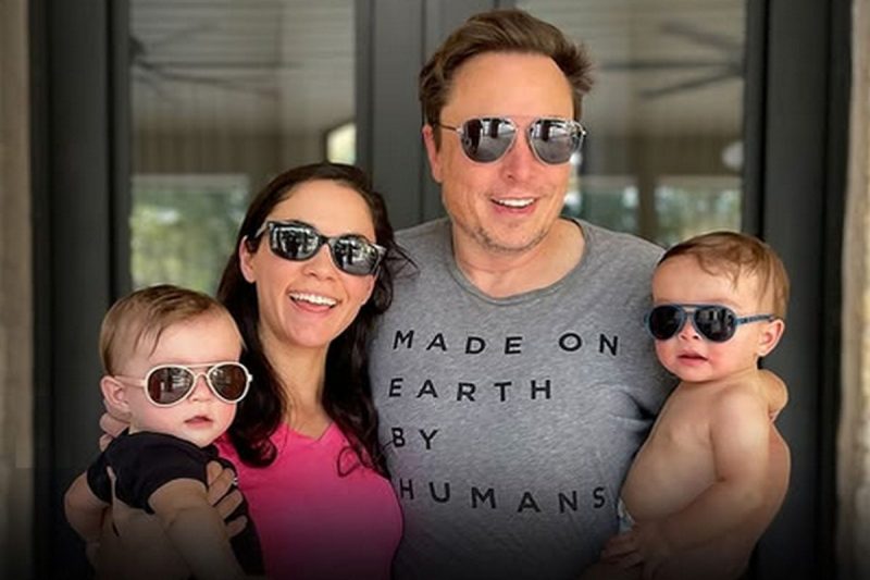 Elon Musk com Shivon Zills, mãe dos gêmeos Azure e Strider. Todos na foto estão com óculos escuros e roupas leves