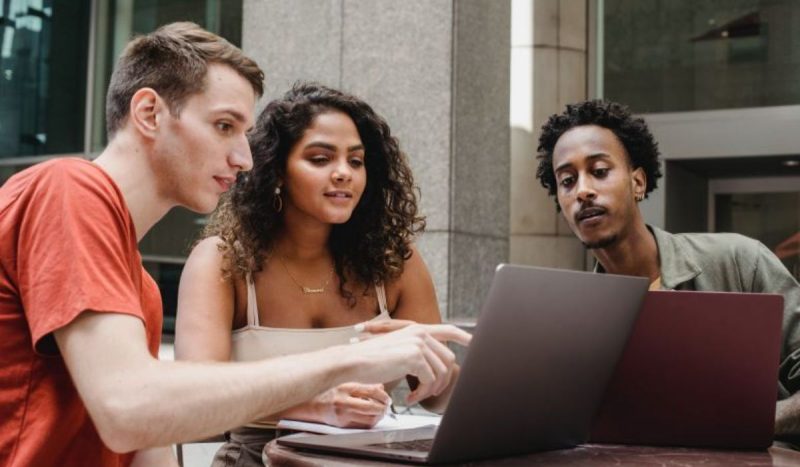 Pesquisa aponta que 30% da Geração Z tem interesse em abrir o próprio negócio. Na imagem, três jovens trabalhando