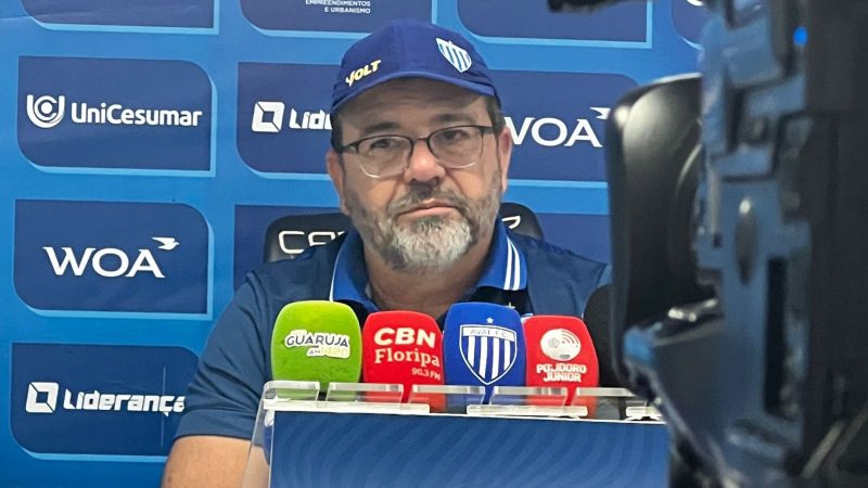 Enderson Moreira, do Avaí, durante entrevista coletiva