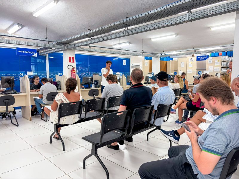 Foto mostra pessoas esperando por atendimento na Secretaria da Fazenda de BC, ilustrando matéria sobre descontos em dívidas