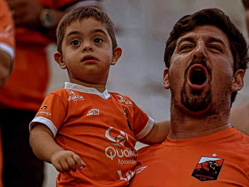 Enzo e seu pai em um jogo do Santa Catarina