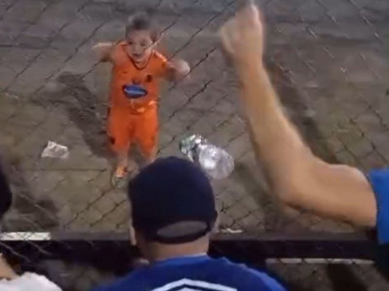 Enzo Gabriel brincando com a torcida do Avaí