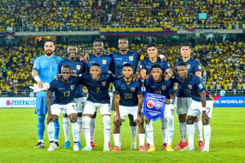 Seleção do Equador enfileirada para hino nacional antes do jogo