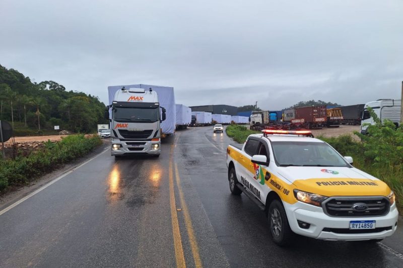 seis veículos com cargas superdimensionadas sendo escoltados pela polícia militar rodoviária na rodovia