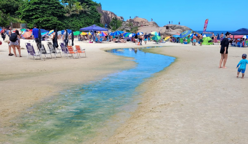 Esgoto a céu aberto na praia da Joaquina, em Florianópolis