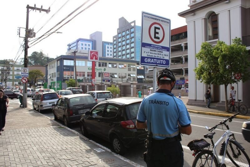 rua para demonstrar o estacionamento rotativo pago de Joinville