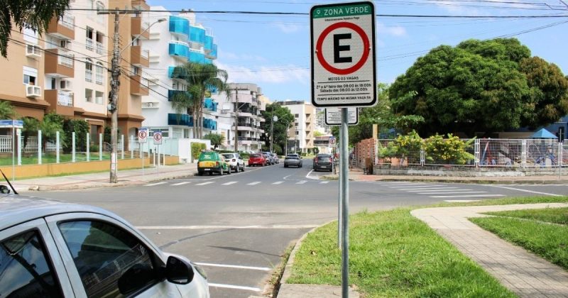 Estacionamento rotativo em Criciúma; placa de estacionamento escrita Zona Verde