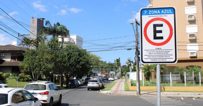 Estacionamento rotativo em Criciúma; placa de estacionamento escrita Zona Azul